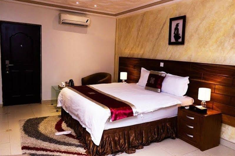 Airport West Hotel Accra Exteriör bild