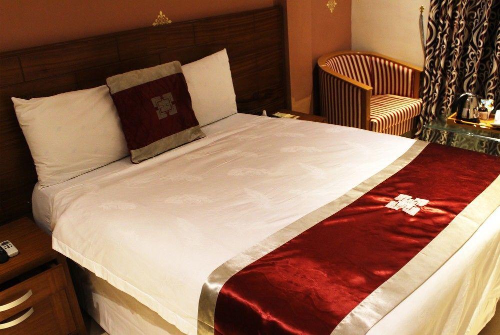 Airport West Hotel Accra Exteriör bild